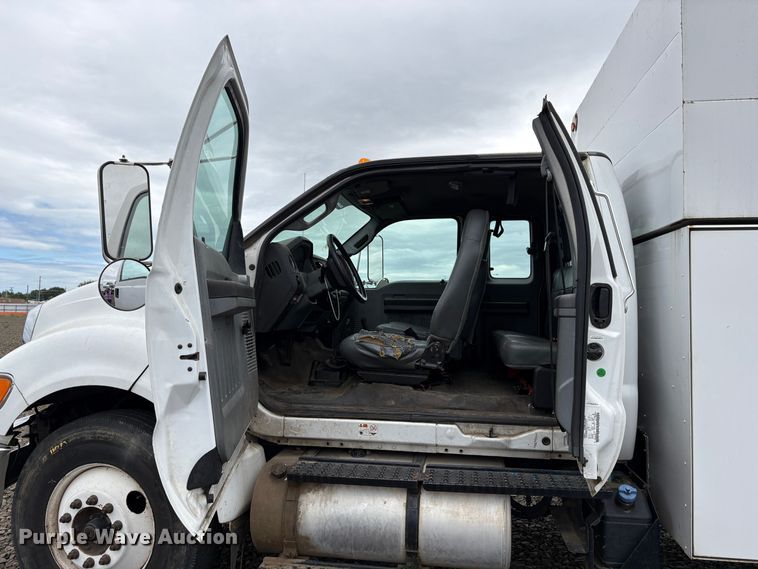 image for item YA3443 2013 Ford F750 chipper truck