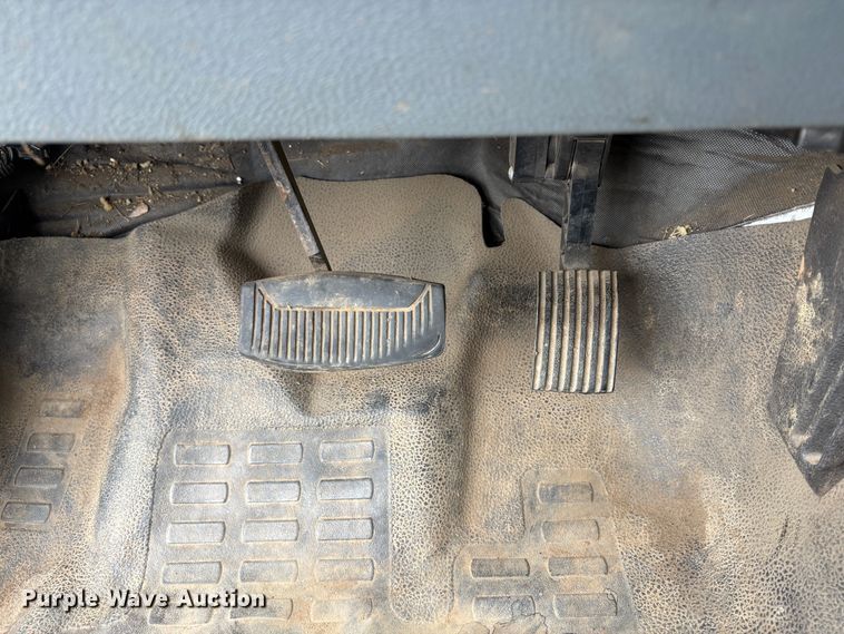 image for item YA3443 2013 Ford F750 chipper truck