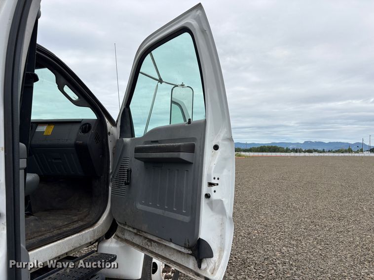 image for item YA3443 2013 Ford F750 chipper truck