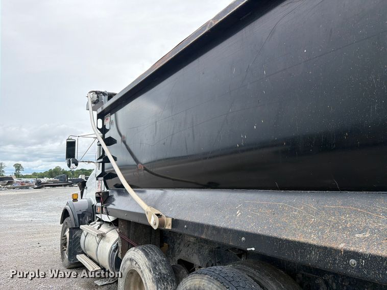 image for item YA3777 2018 Kenworth T800 dump truck