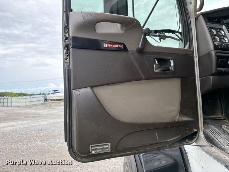image for item YA3777 2018 Kenworth T800 dump truck