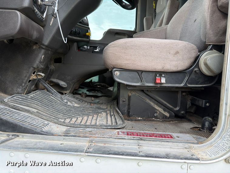 image for item YA3777 2018 Kenworth T800 dump truck