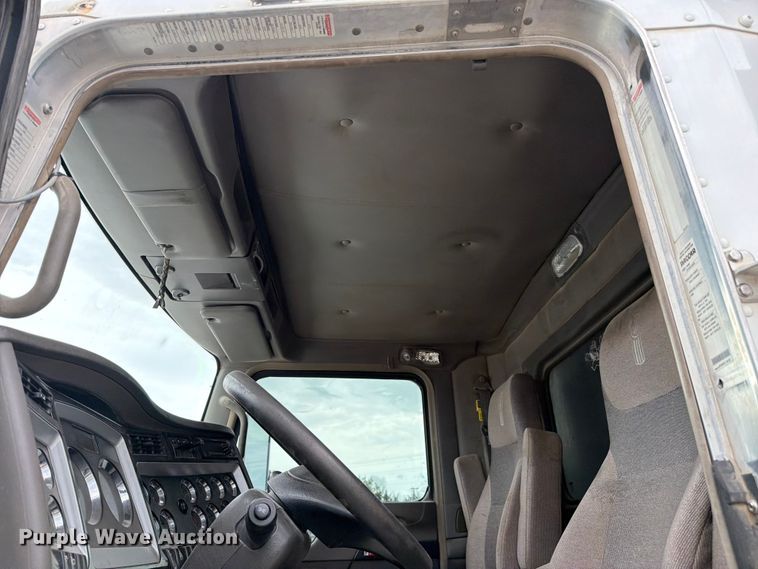 image for item YA3777 2018 Kenworth T800 dump truck