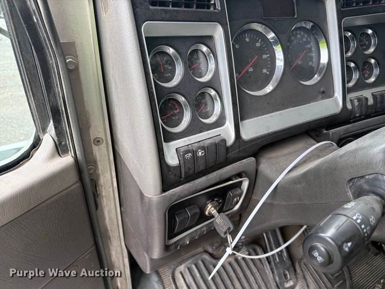 image for item YA3777 2018 Kenworth T800 dump truck