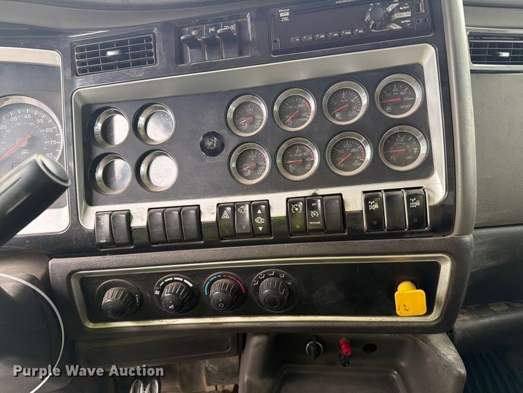 image for item YA3777 2018 Kenworth T800 dump truck