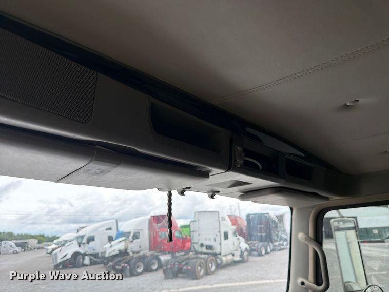 image for item YA3777 2018 Kenworth T800 dump truck