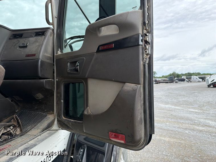 image for item YA3777 2018 Kenworth T800 dump truck