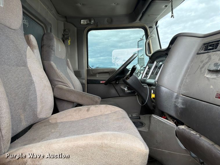 image for item YA3777 2018 Kenworth T800 dump truck