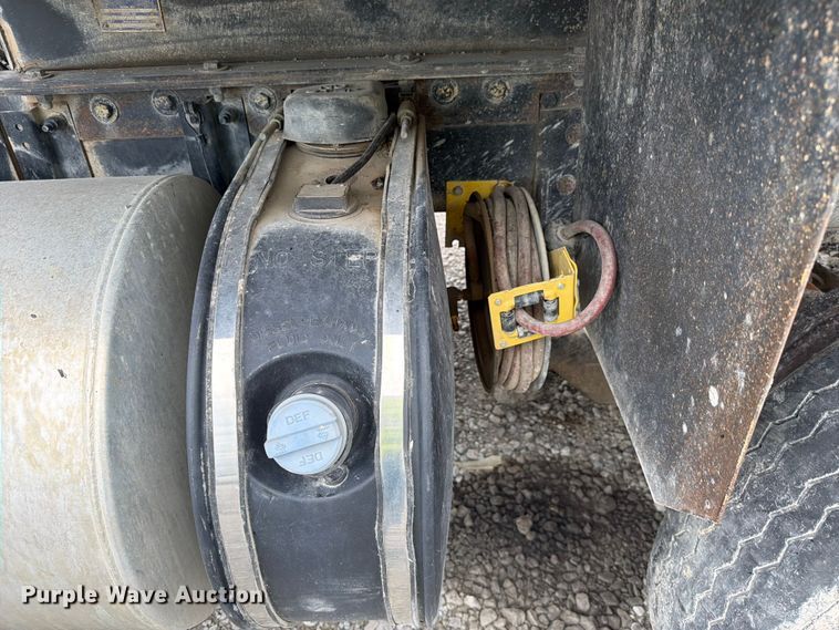 image for item YA3777 2018 Kenworth T800 dump truck