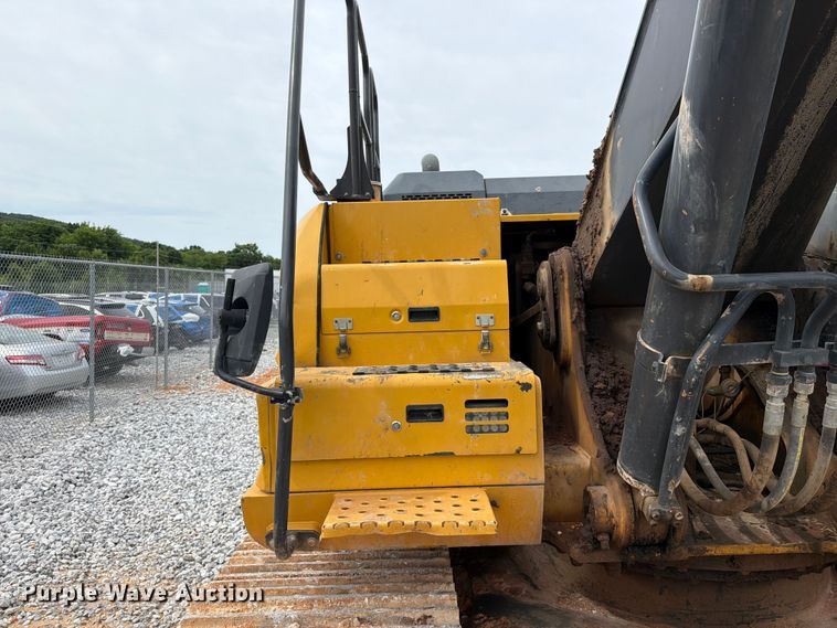 image for item YA3847 2018 John Deere 300G LC excavator