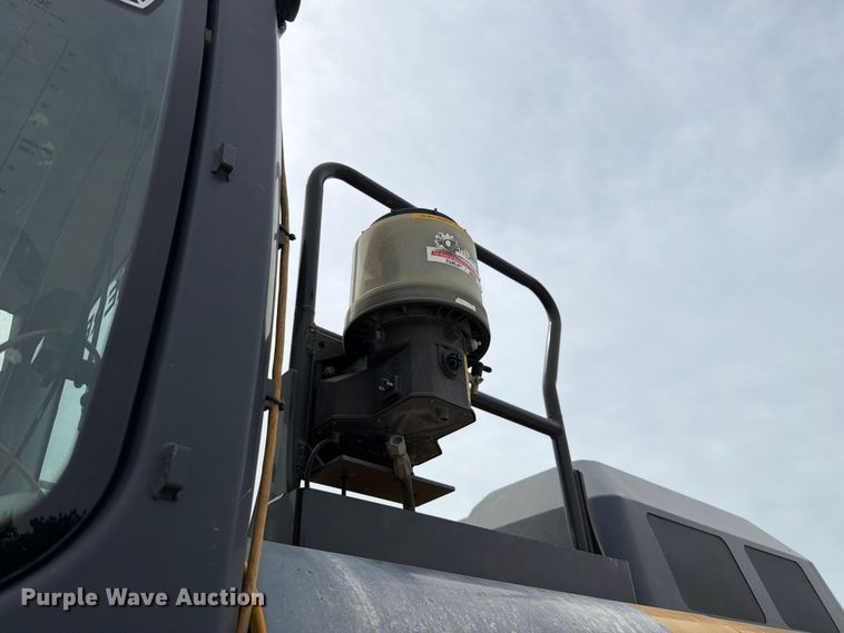 image for item YA3847 2018 John Deere 300G LC excavator