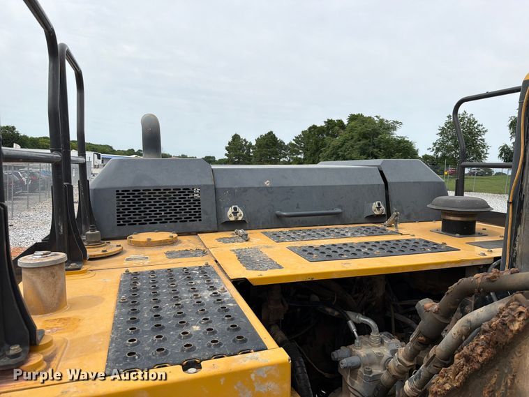image for item YA3847 2018 John Deere 300G LC excavator