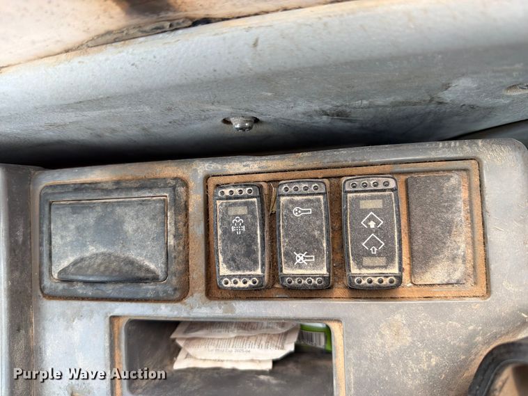 image for item YA3847 2018 John Deere 300G LC excavator