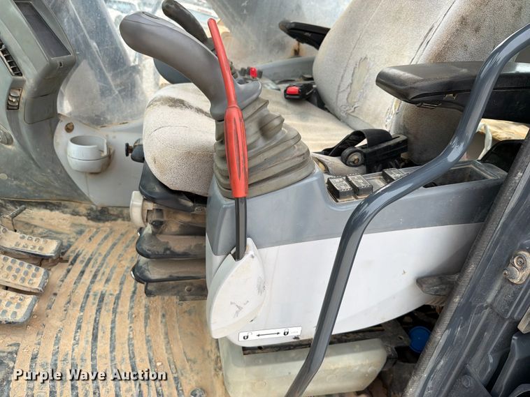 image for item YA3847 2018 John Deere 300G LC excavator