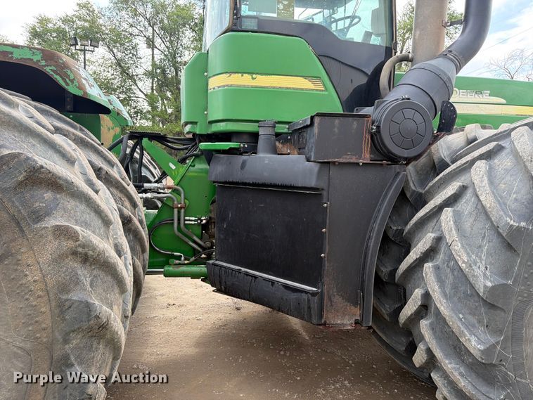 image for item YA3970 2005 John Deere 9520 Scraper Special 4WD tractor