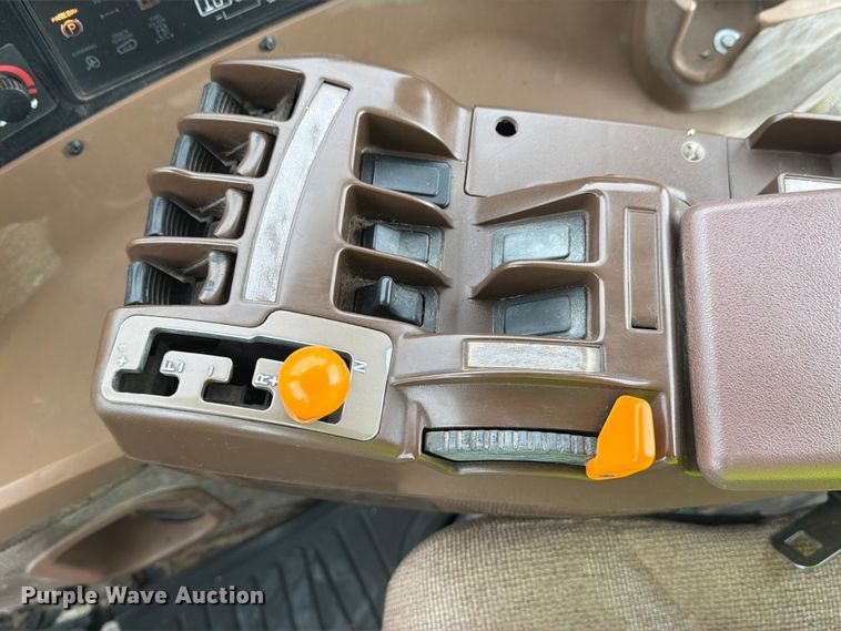 image for item YA3970 2005 John Deere 9520 Scraper Special 4WD tractor