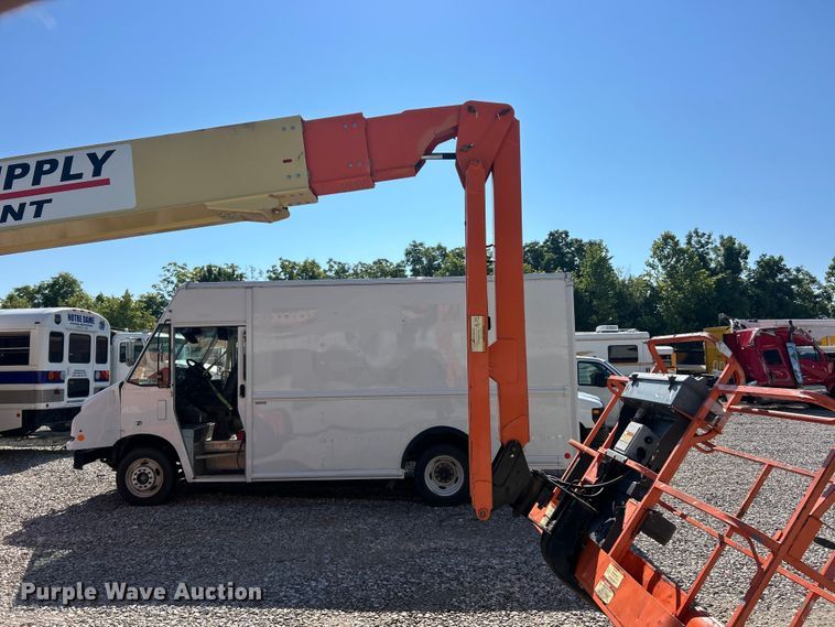 image for item YA4100 2008 JLG 660SJ boom lift