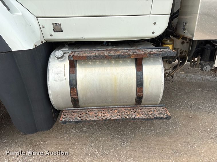 image for item DO5274 2013 International Workstar 7600 dump truck