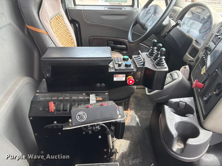 image for item DO5274 2013 International Workstar 7600 dump truck