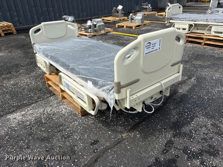 image for item DO5283 Hill-Rom Advanta P1600 hospital bed