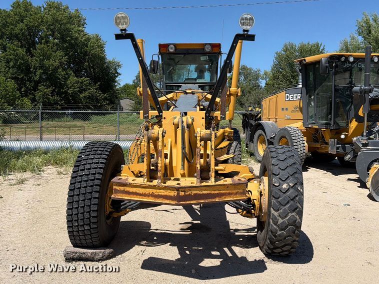 image for item DQ0081 2002 John Deere 772CH Series II motor grader