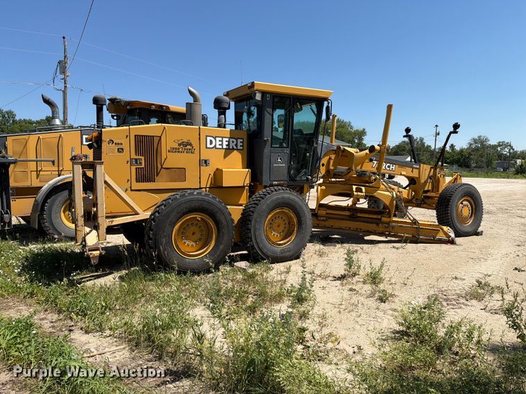 image for item DQ0081 2002 John Deere 772CH Series II motor grader