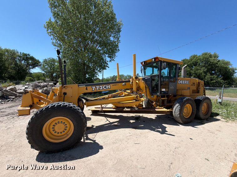 image for item DQ0081 2002 John Deere 772CH Series II motor grader