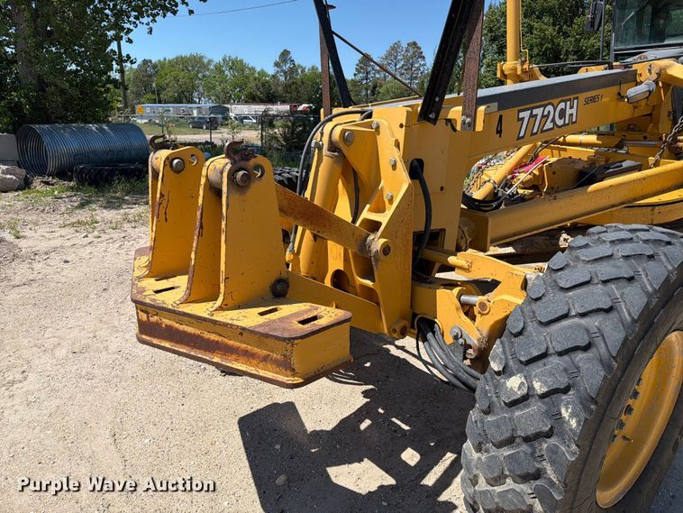 image for item DQ0081 2002 John Deere 772CH Series II motor grader