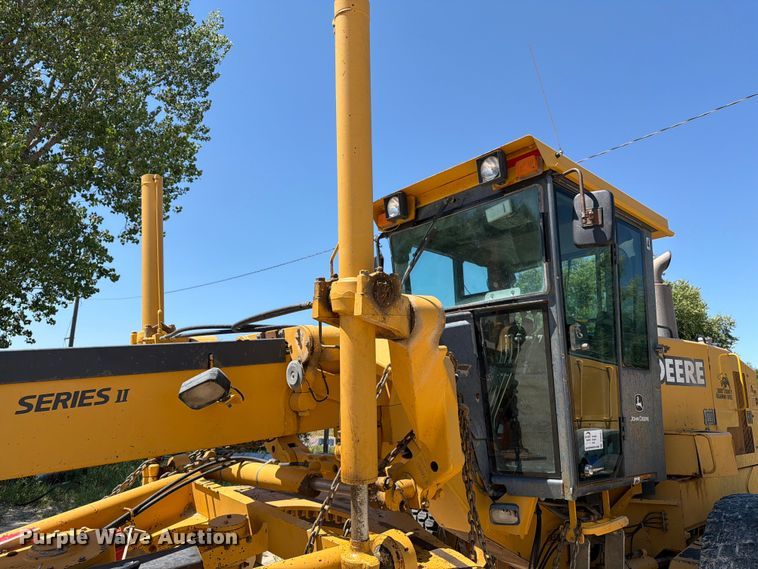 image for item DQ0081 2002 John Deere 772CH Series II motor grader