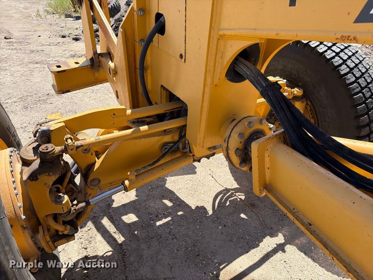 image for item DQ0081 2002 John Deere 772CH Series II motor grader