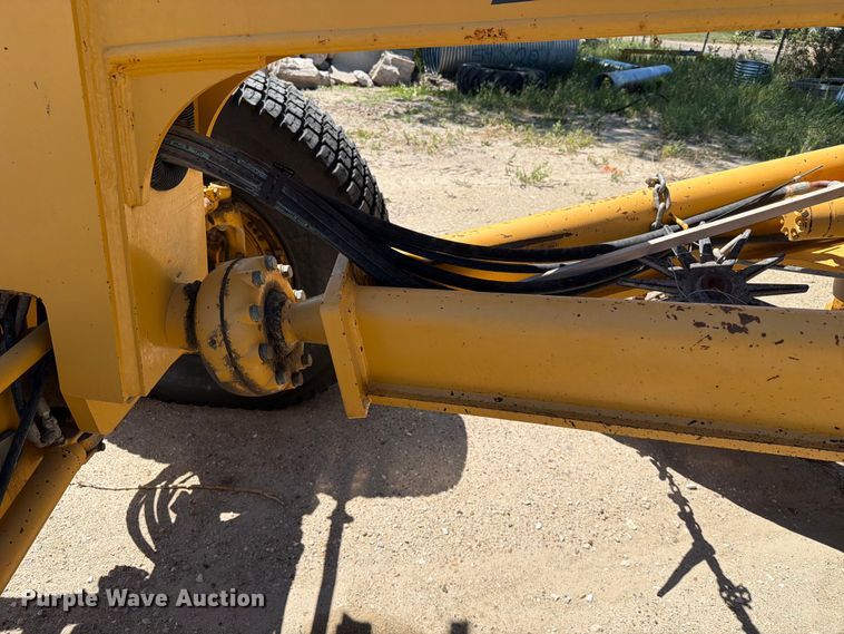 image for item DQ0081 2002 John Deere 772CH Series II motor grader