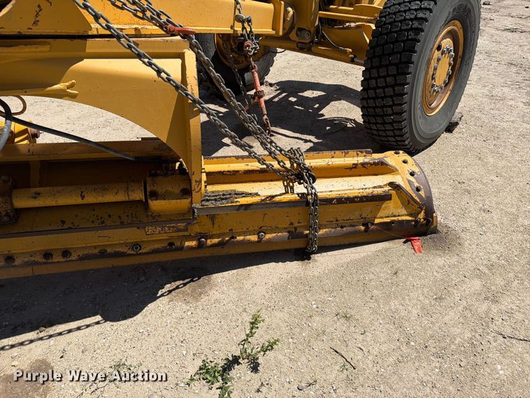 image for item DQ0081 2002 John Deere 772CH Series II motor grader