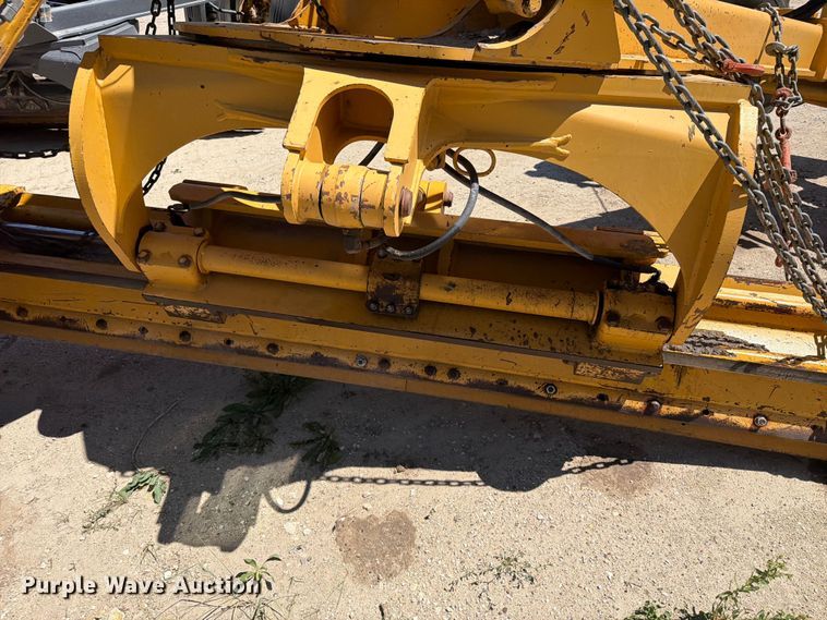 image for item DQ0081 2002 John Deere 772CH Series II motor grader