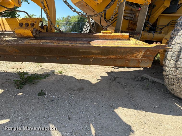 image for item DQ0081 2002 John Deere 772CH Series II motor grader