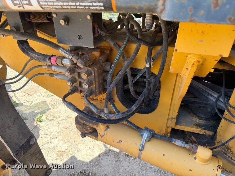 image for item DQ0081 2002 John Deere 772CH Series II motor grader