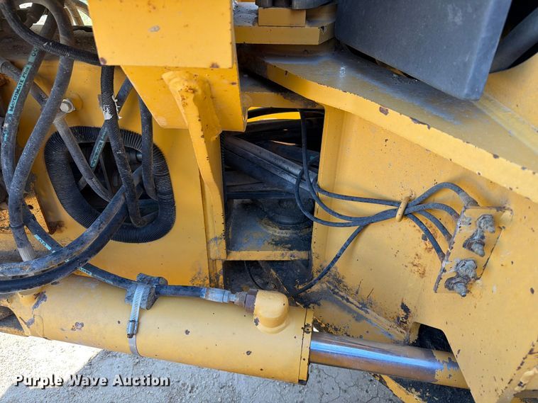 image for item DQ0081 2002 John Deere 772CH Series II motor grader
