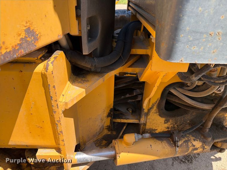 image for item DQ0081 2002 John Deere 772CH Series II motor grader
