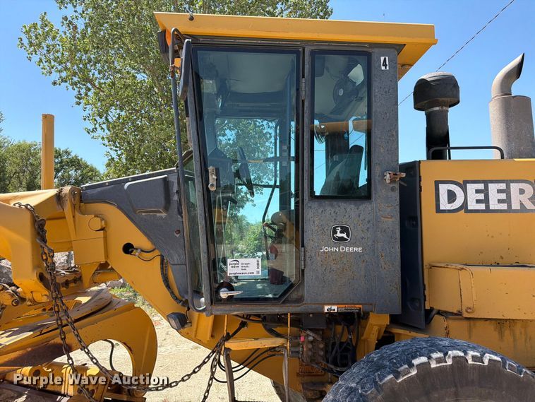 image for item DQ0081 2002 John Deere 772CH Series II motor grader