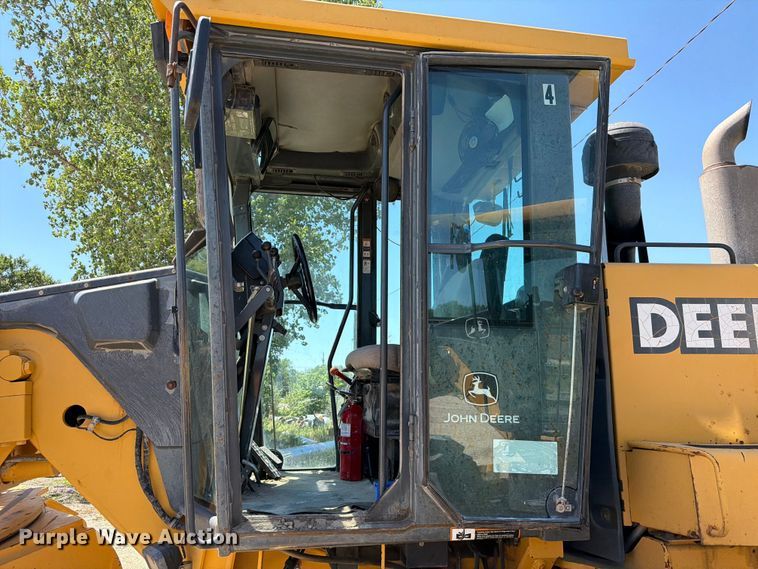 image for item DQ0081 2002 John Deere 772CH Series II motor grader