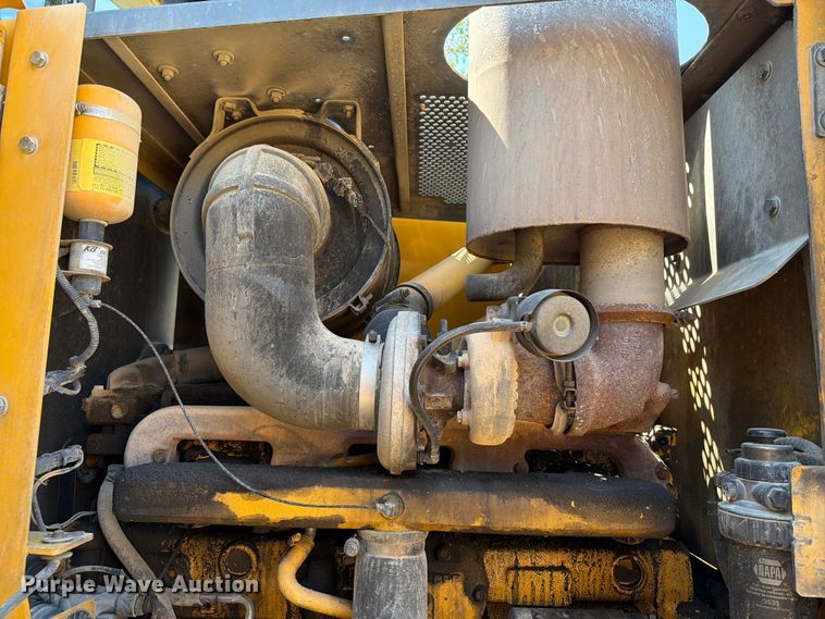 image for item DQ0081 2002 John Deere 772CH Series II motor grader