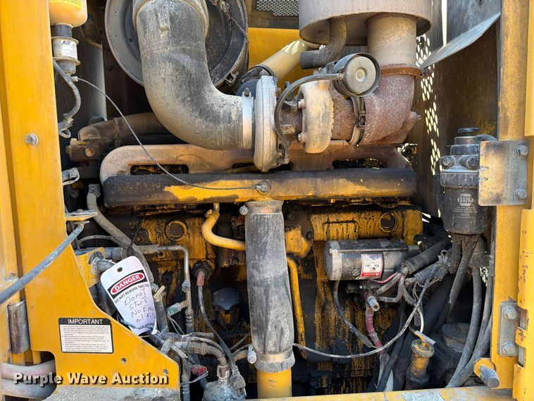 image for item DQ0081 2002 John Deere 772CH Series II motor grader