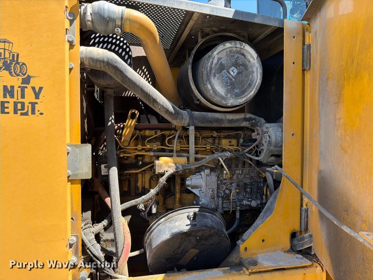 image for item DQ0081 2002 John Deere 772CH Series II motor grader