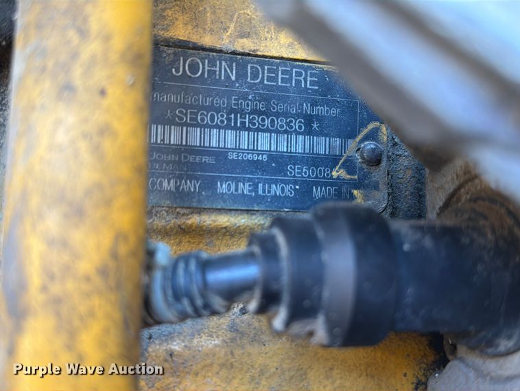 image for item DQ0081 2002 John Deere 772CH Series II motor grader