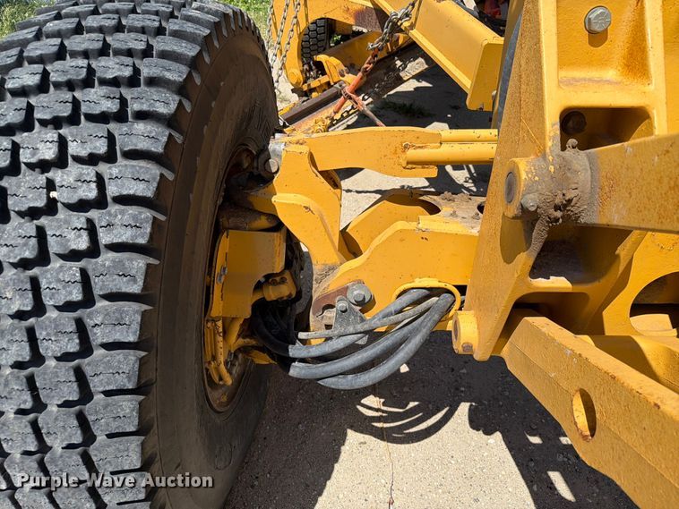 image for item DQ0081 2002 John Deere 772CH Series II motor grader