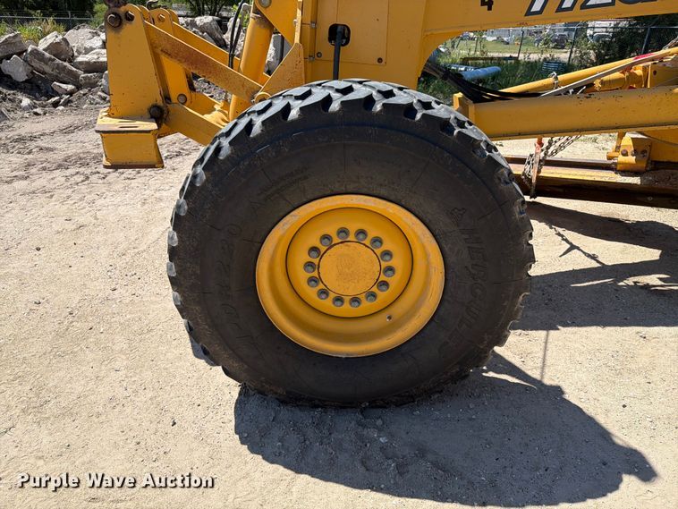 image for item DQ0081 2002 John Deere 772CH Series II motor grader