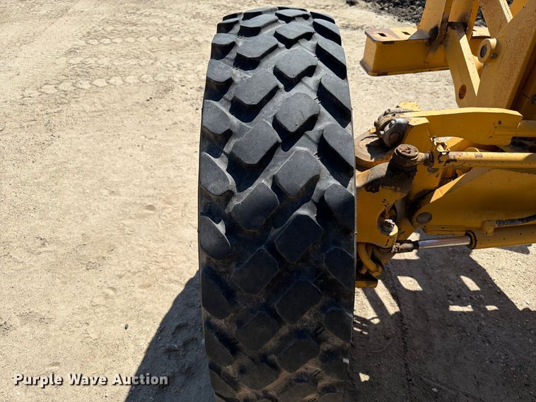 image for item DQ0081 2002 John Deere 772CH Series II motor grader