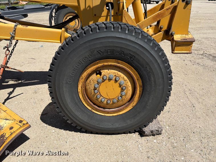 image for item DQ0081 2002 John Deere 772CH Series II motor grader