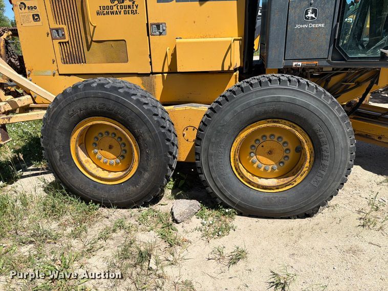 image for item DQ0081 2002 John Deere 772CH Series II motor grader