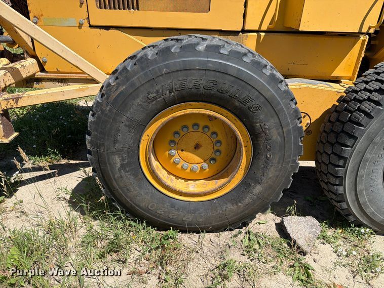 image for item DQ0081 2002 John Deere 772CH Series II motor grader