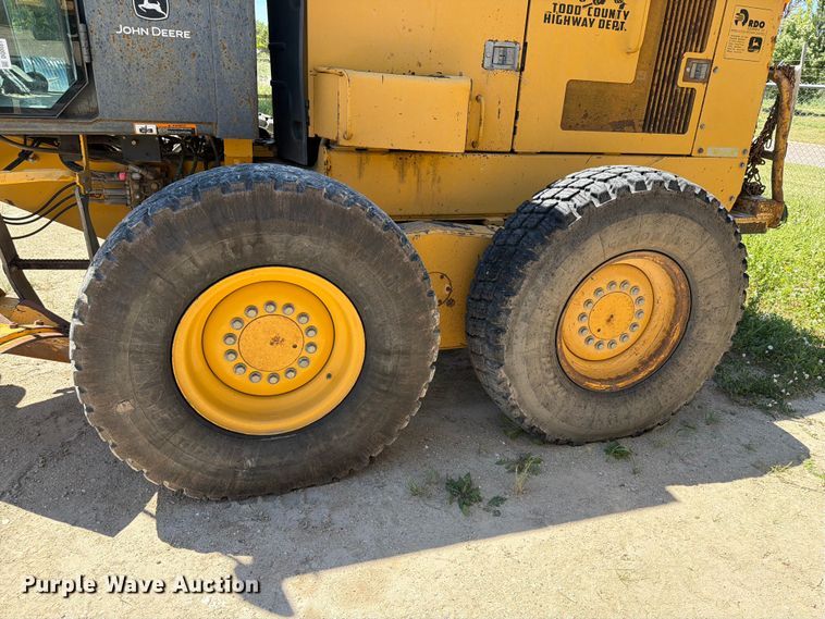 image for item DQ0081 2002 John Deere 772CH Series II motor grader